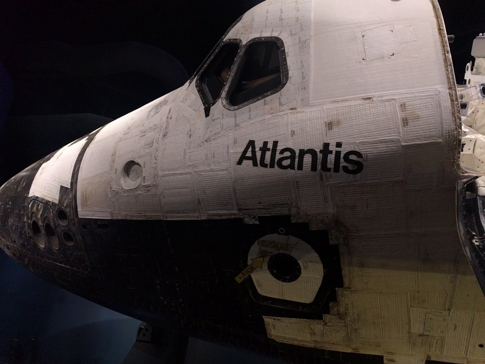 Avión blanco y negro durante la noche