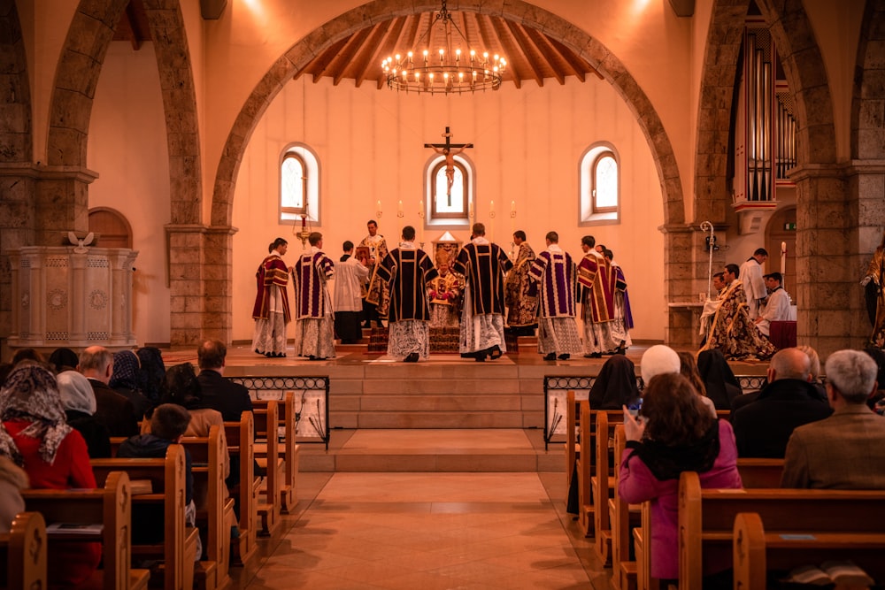 Personas sentadas en una silla dentro de la iglesia