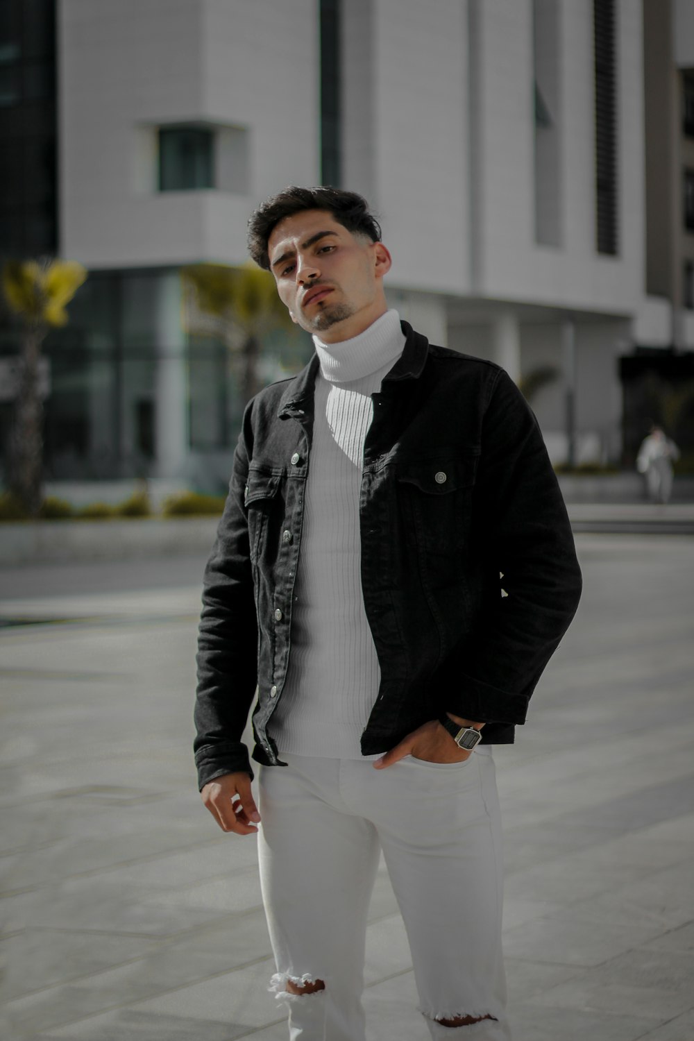 Foto Hombre con chaqueta negra y pantalón blanco parado en la acera durante  el día – Imagen Marruecos gratis en Unsplash