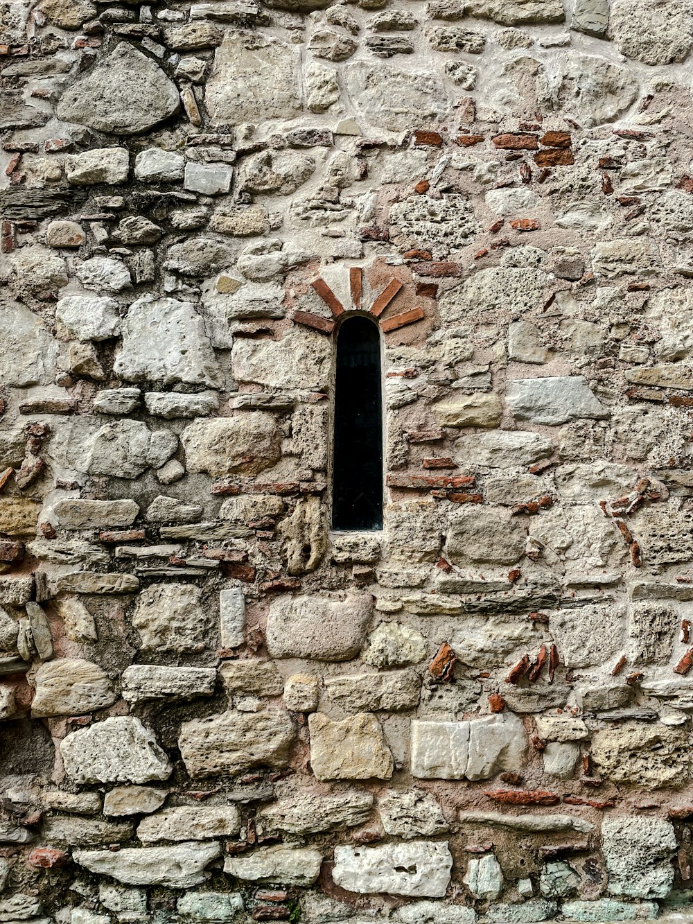 porta de madeira preta na parede marrom do tijolo