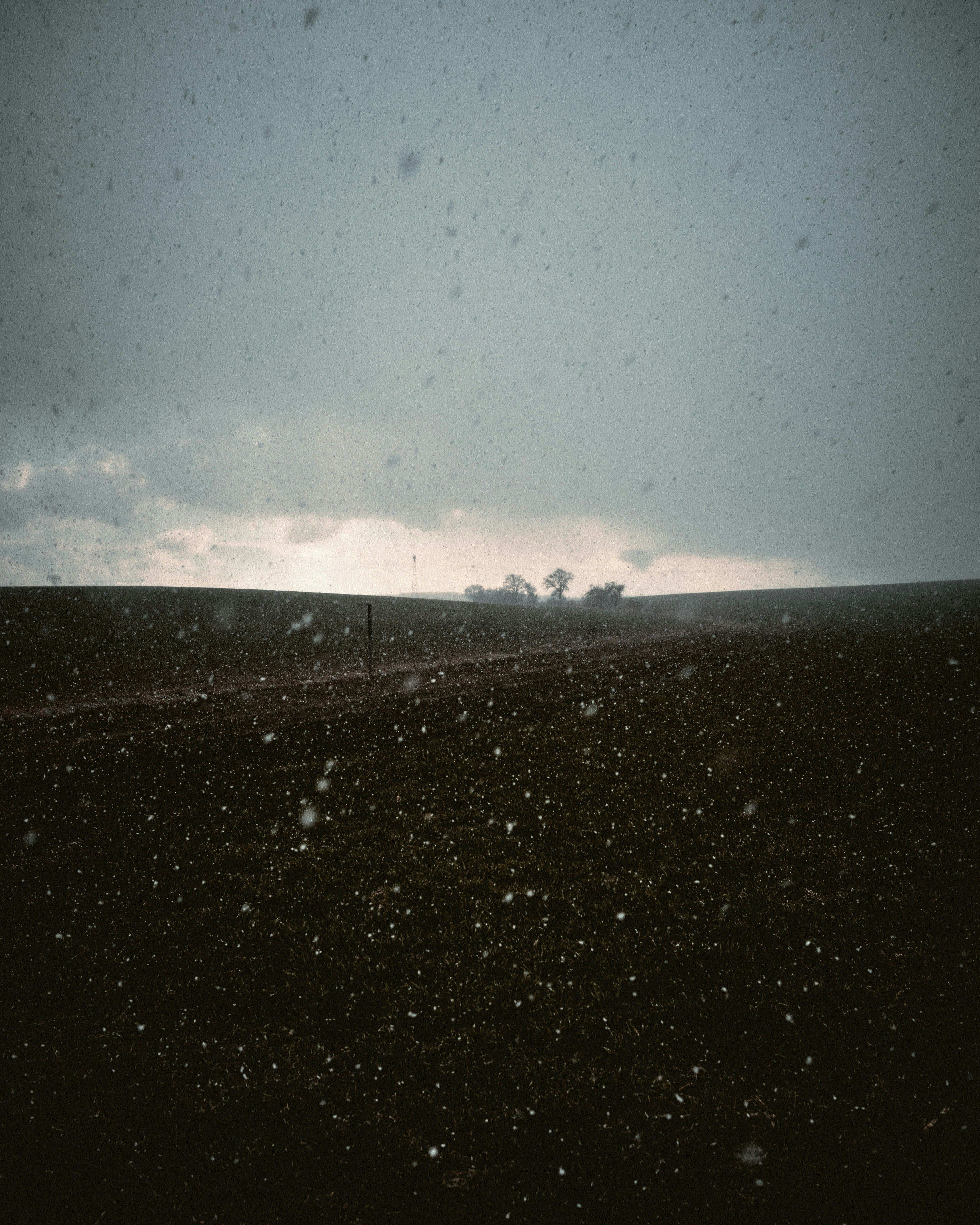 Schwarzer Sand unter sternenklarer Nacht