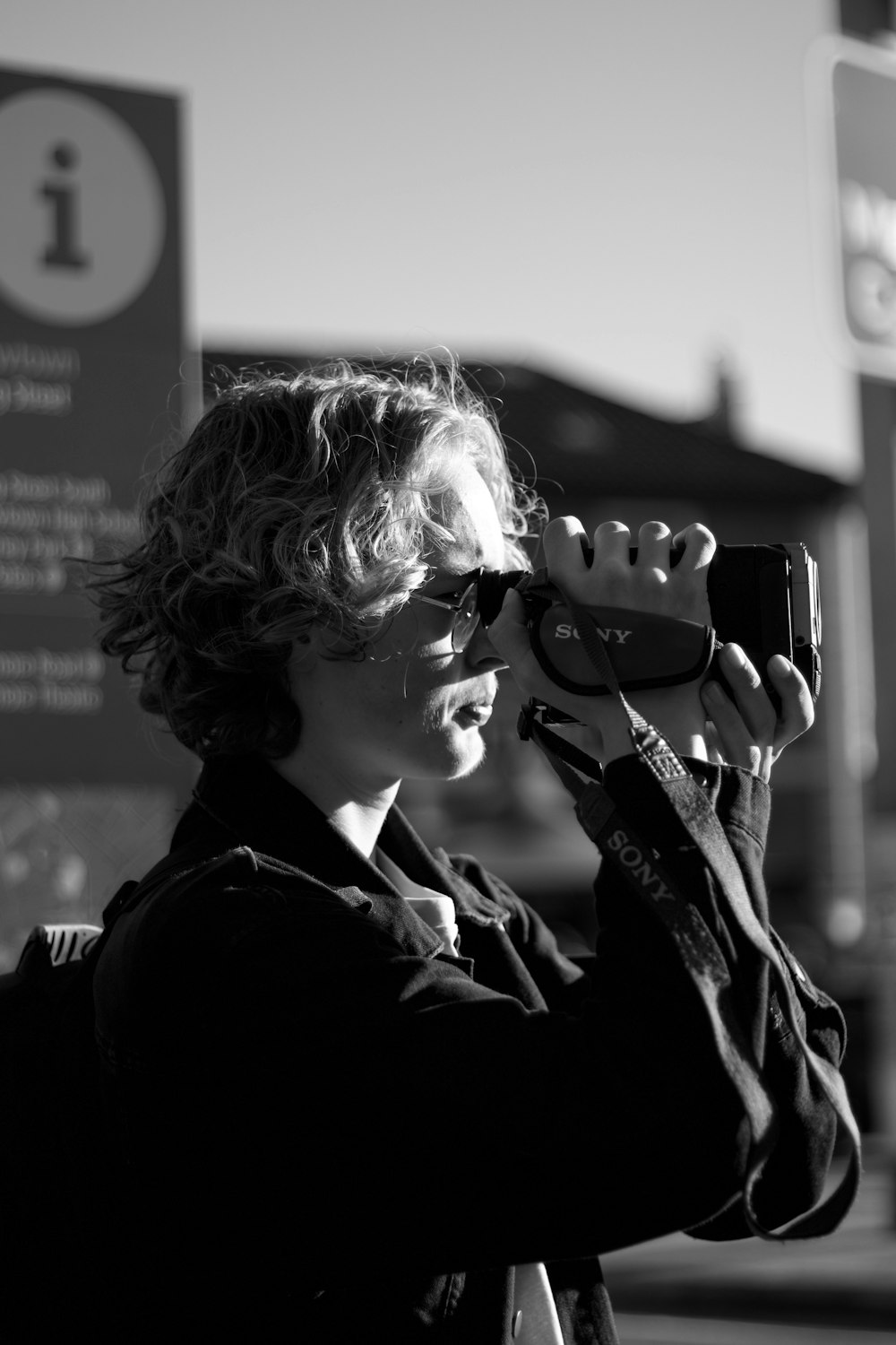 Foto en escala de grises de una mujer con gafas de sol