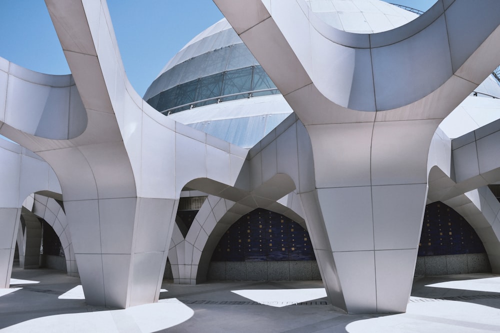 Bâtiment en béton blanc sous le ciel bleu pendant la journée