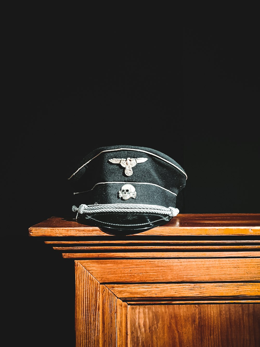 capacete preto e branco na mesa de madeira marrom