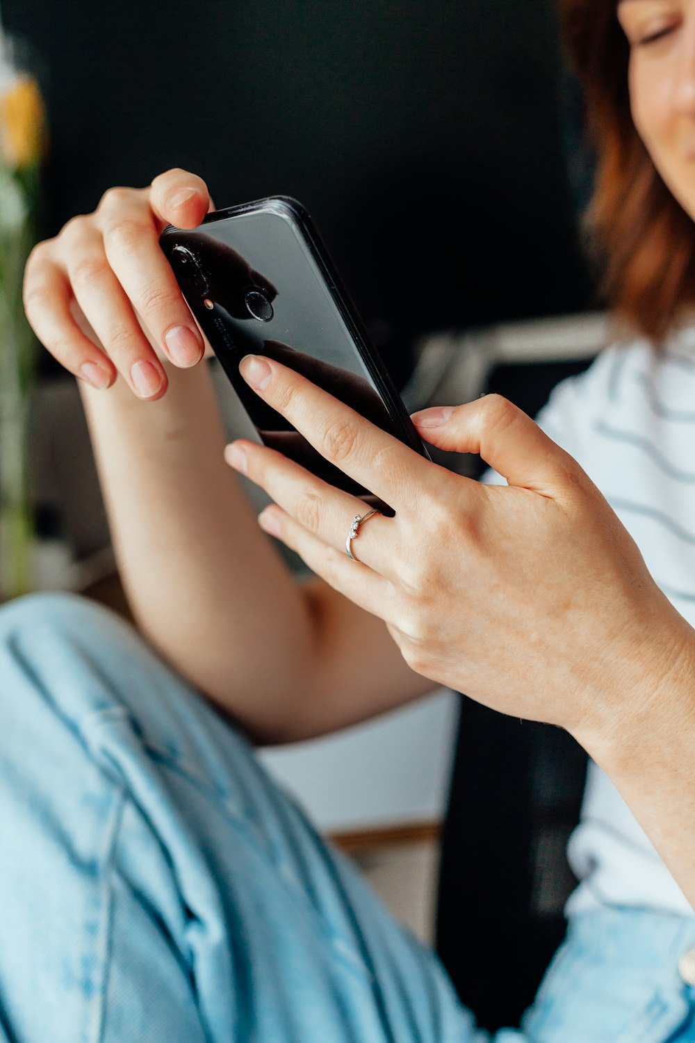 eine Nahaufnahme einer Person, die ein Mobiltelefon hält