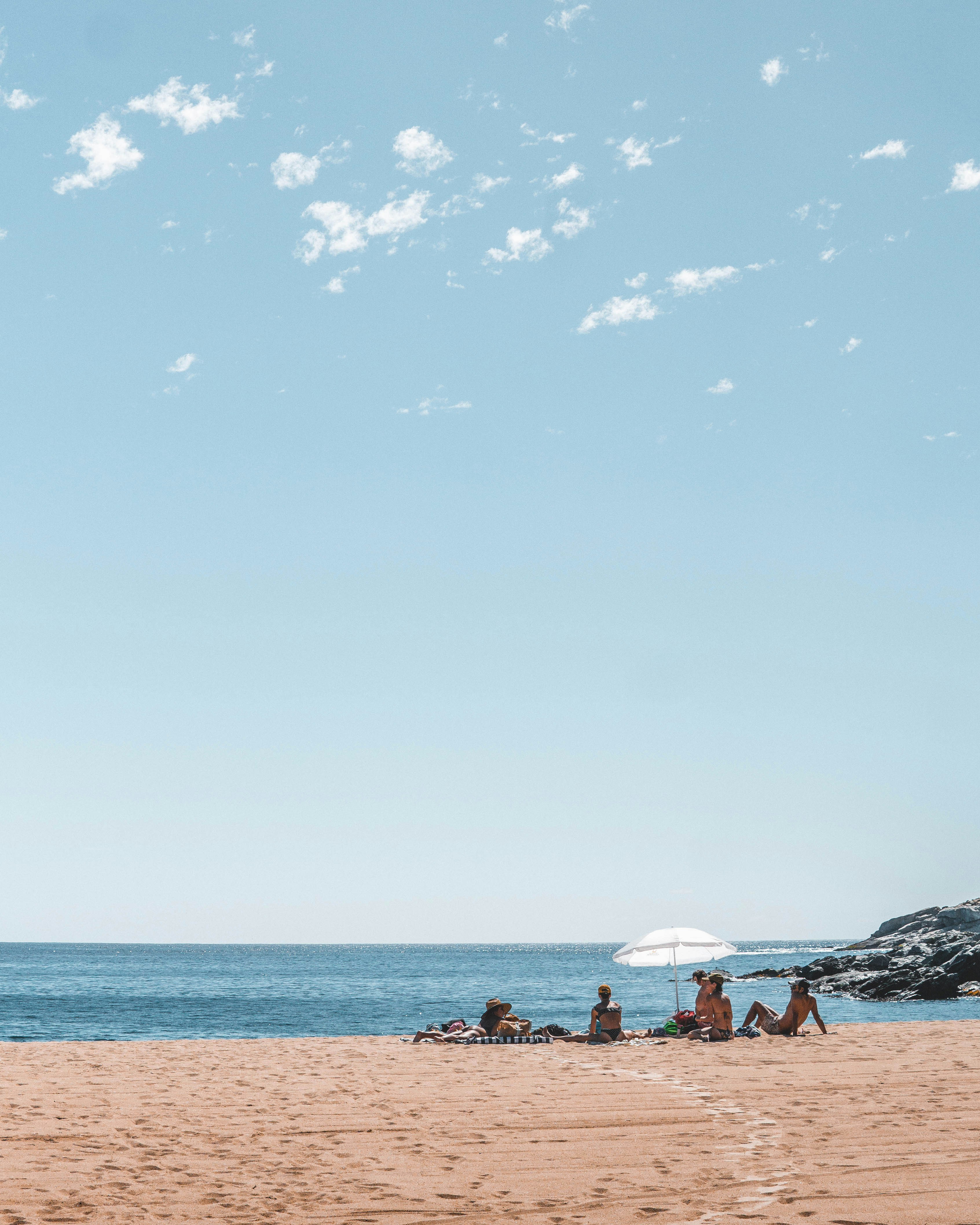 Menschen am Strand tagsüber