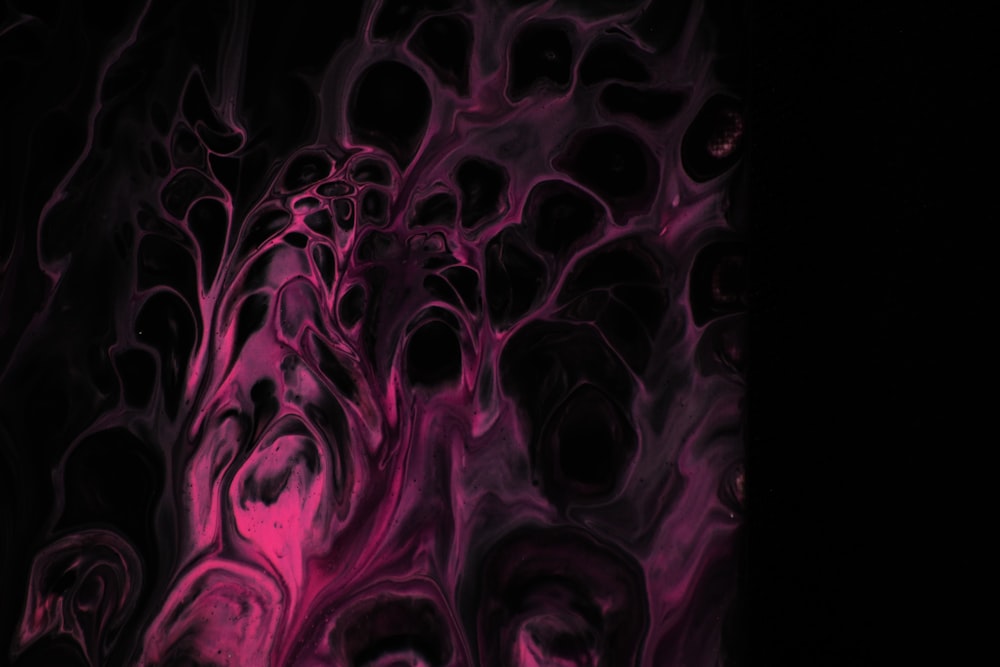 pintura abstrata roxa e preta