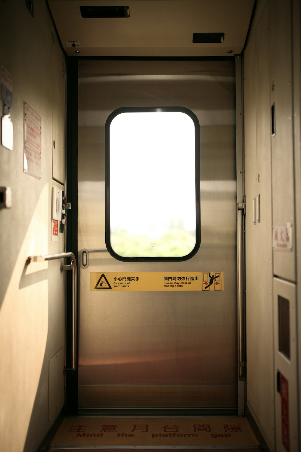 Tren blanco y gris en la estación de tren