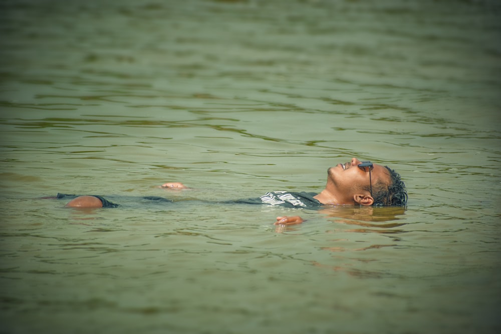 donna in acqua durante il giorno