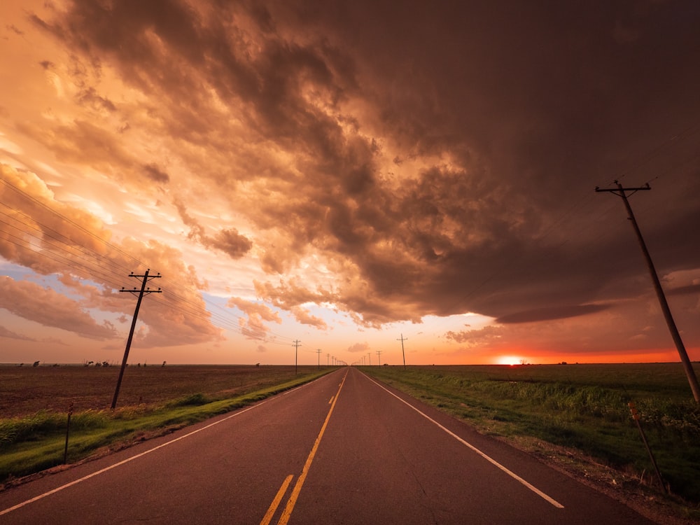 Carretera de asfalto gris bajo nubes grises