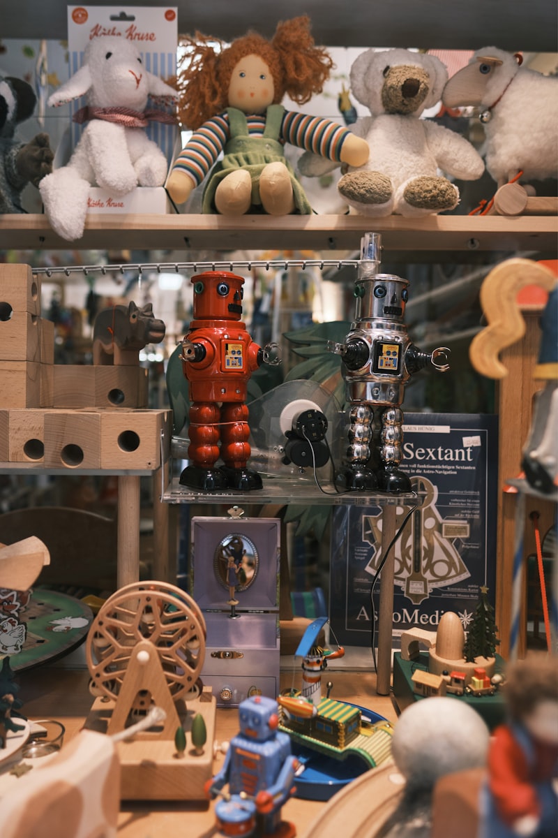 Detail dřevěné figurky na tmavé polici