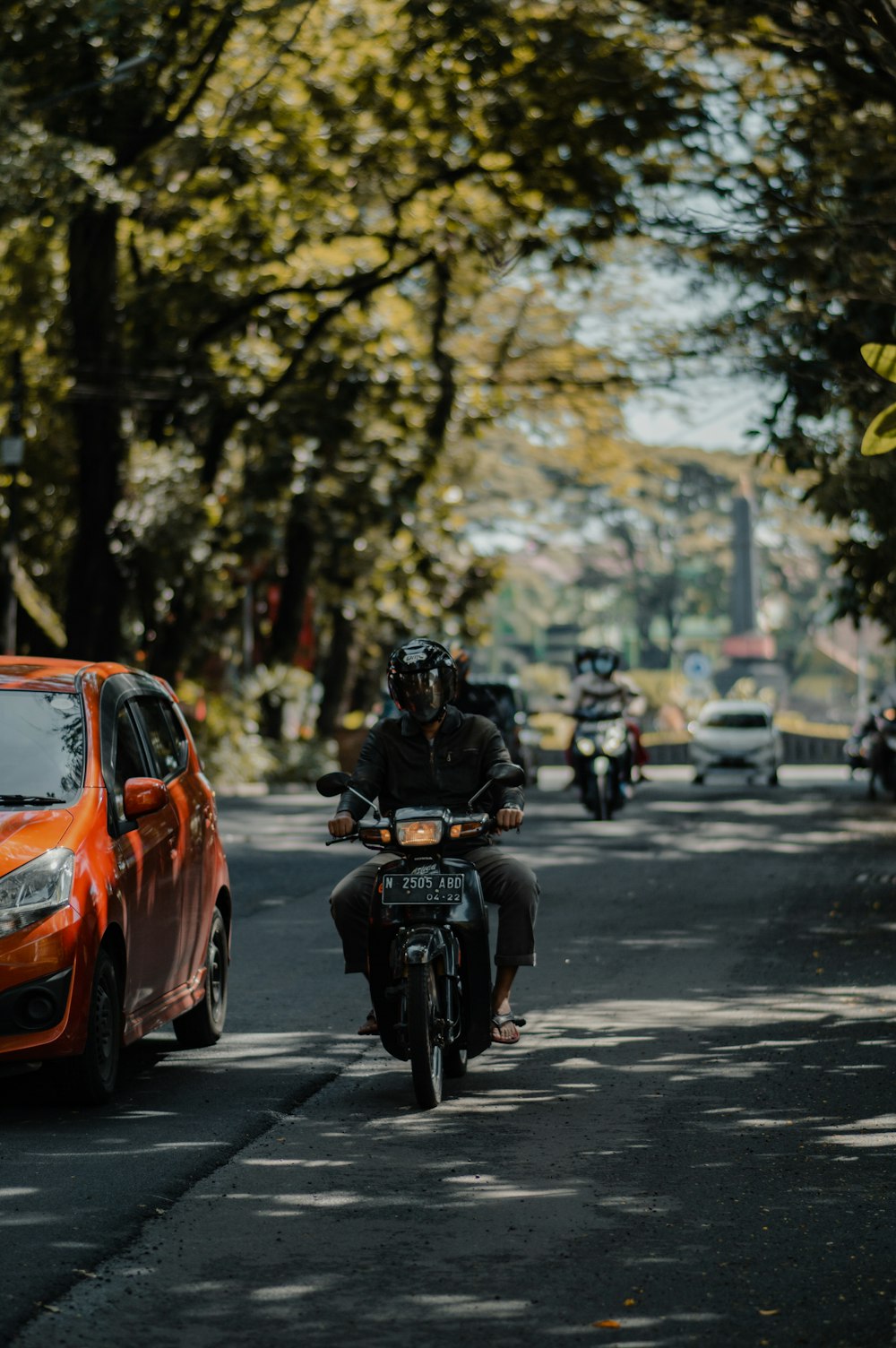 Hombre que monta motocicleta en la carretera durante el día