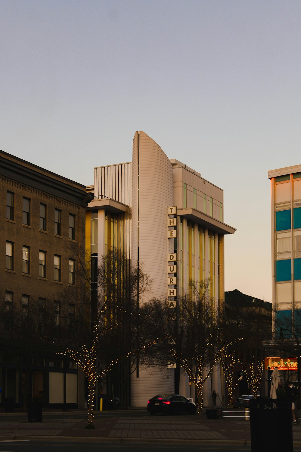 edifício de concreto marrom e branco