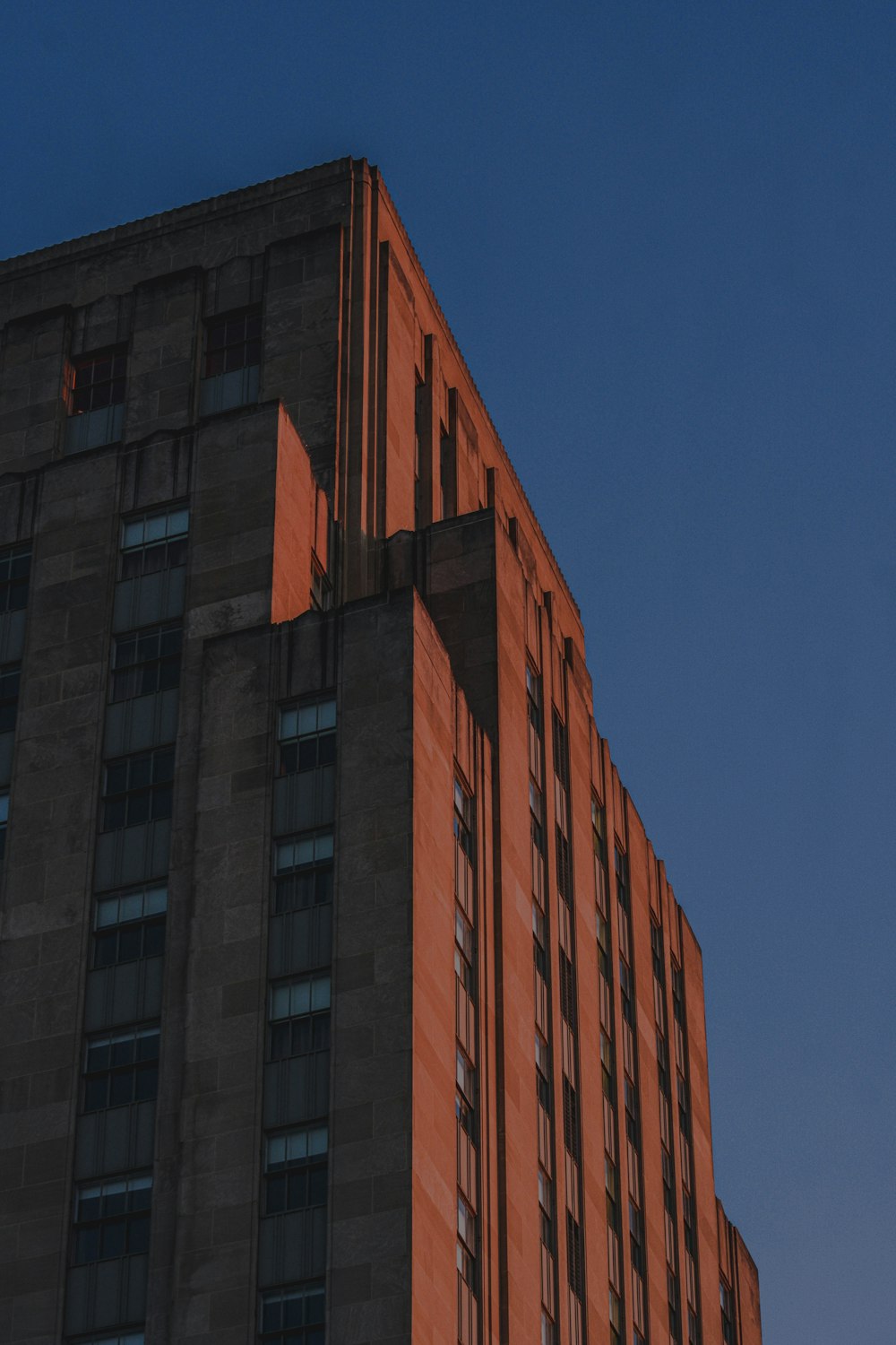 昼間の青空に茶色のコンクリートの建物
