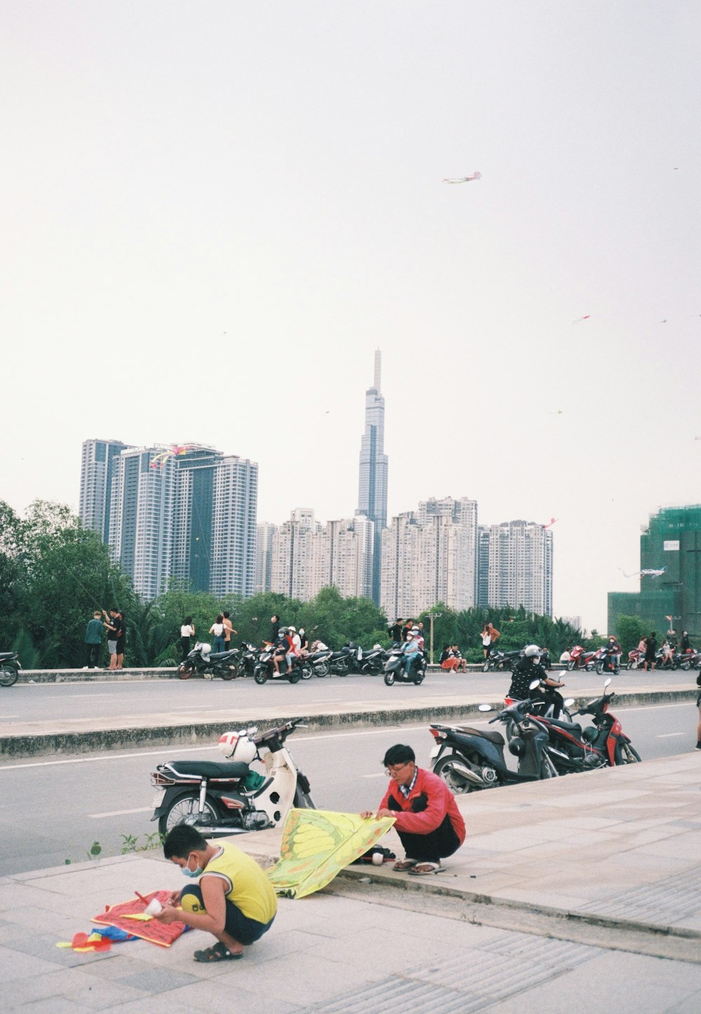 Menschen, die tagsüber Motorrad auf der Straße in der Nähe von Stadtgebäuden fahren