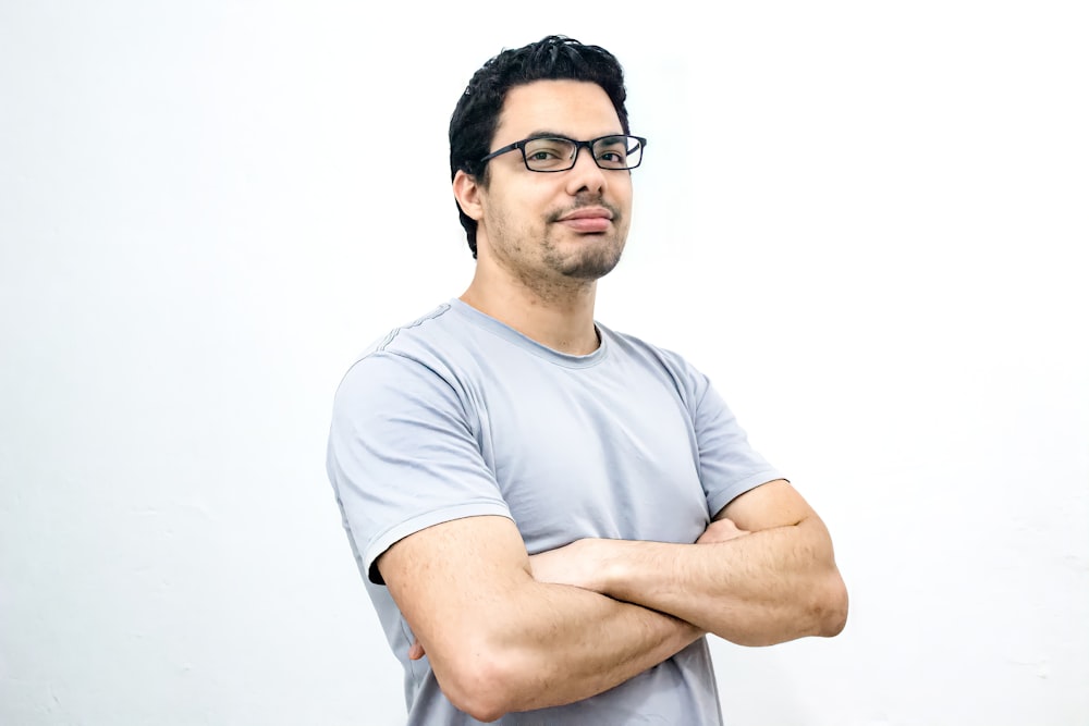 Hombre con camiseta blanca de cuello redondo con gafas de montura negra