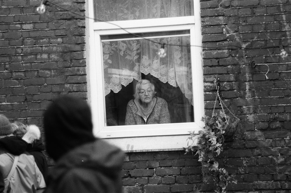 Photo en niveaux de gris d’un homme et d’une femme dans un cadre