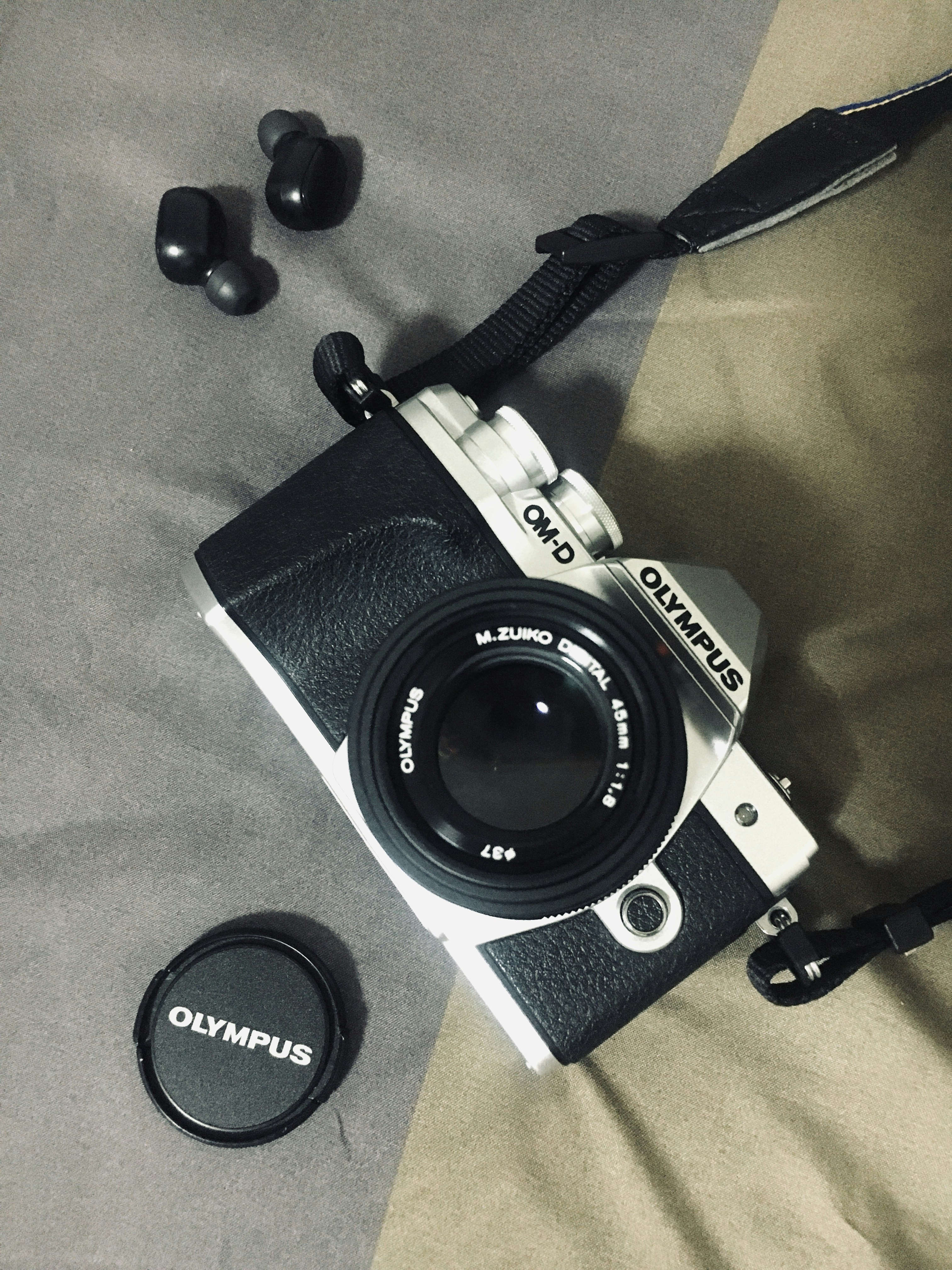 Field Review: Rugged Modular Camera Cage Kits for Hybrid Shoots (2026)