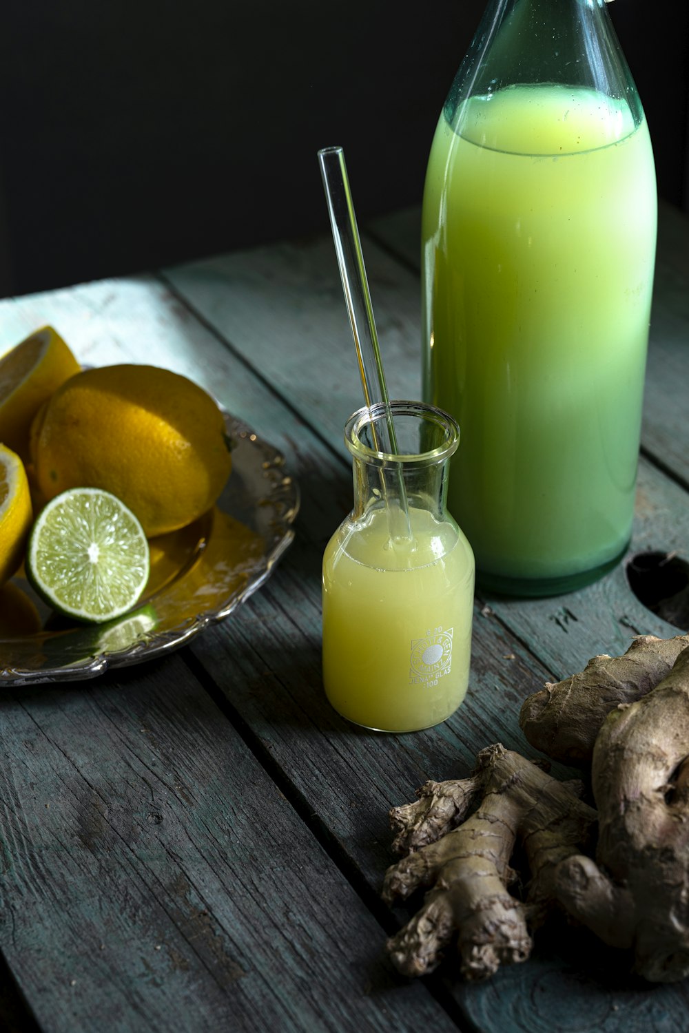 Citron tranché à côté d’un bocal en verre transparent avec un liquide vert