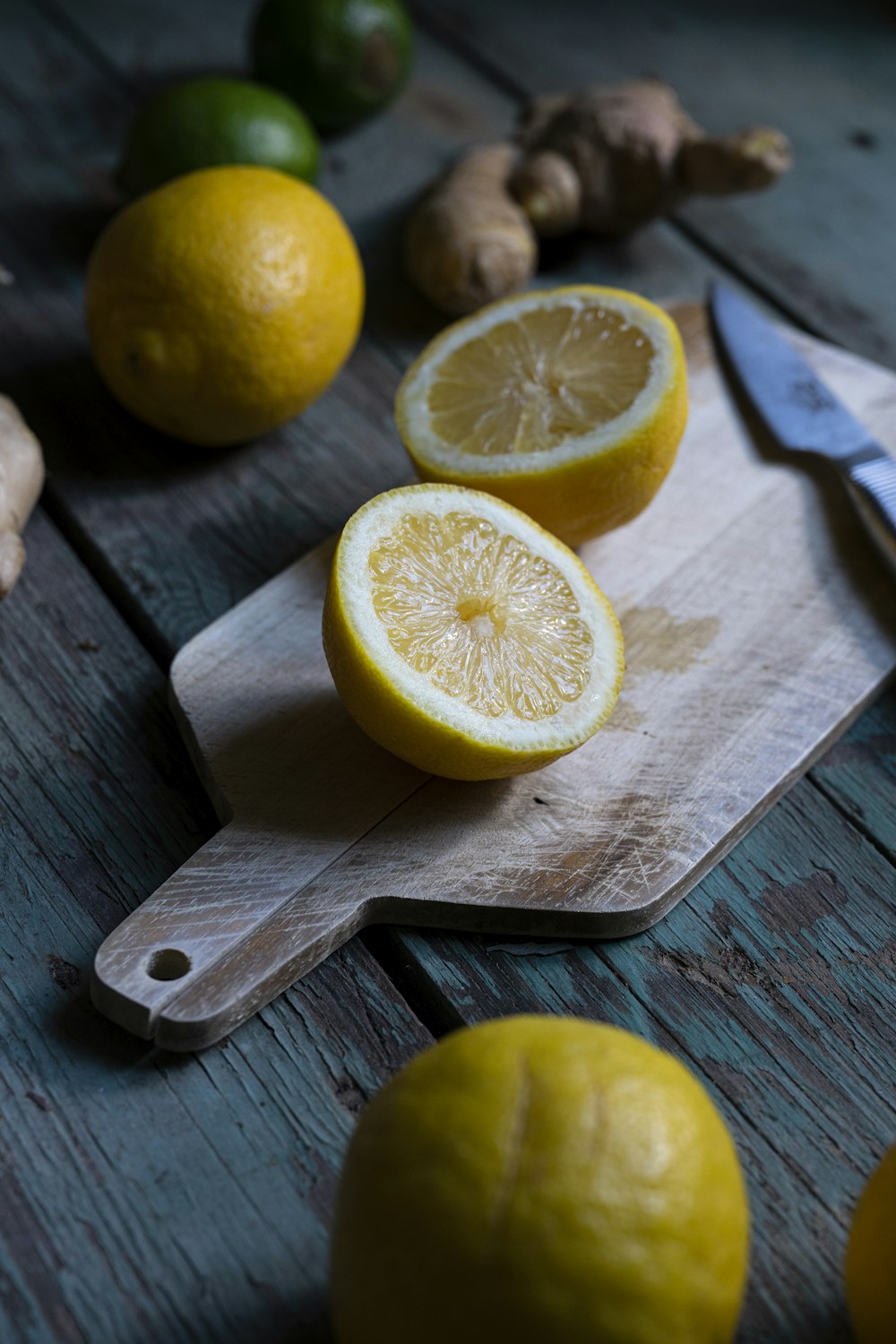 sliced lemon on chopping board