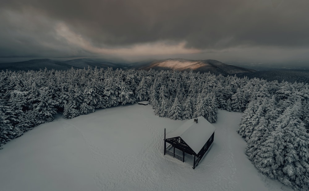 Montaña cubierta de nieve durante el día