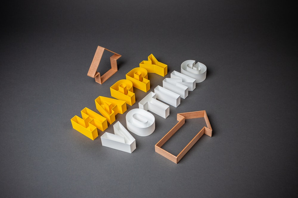 blocos de plástico branco e amarelo