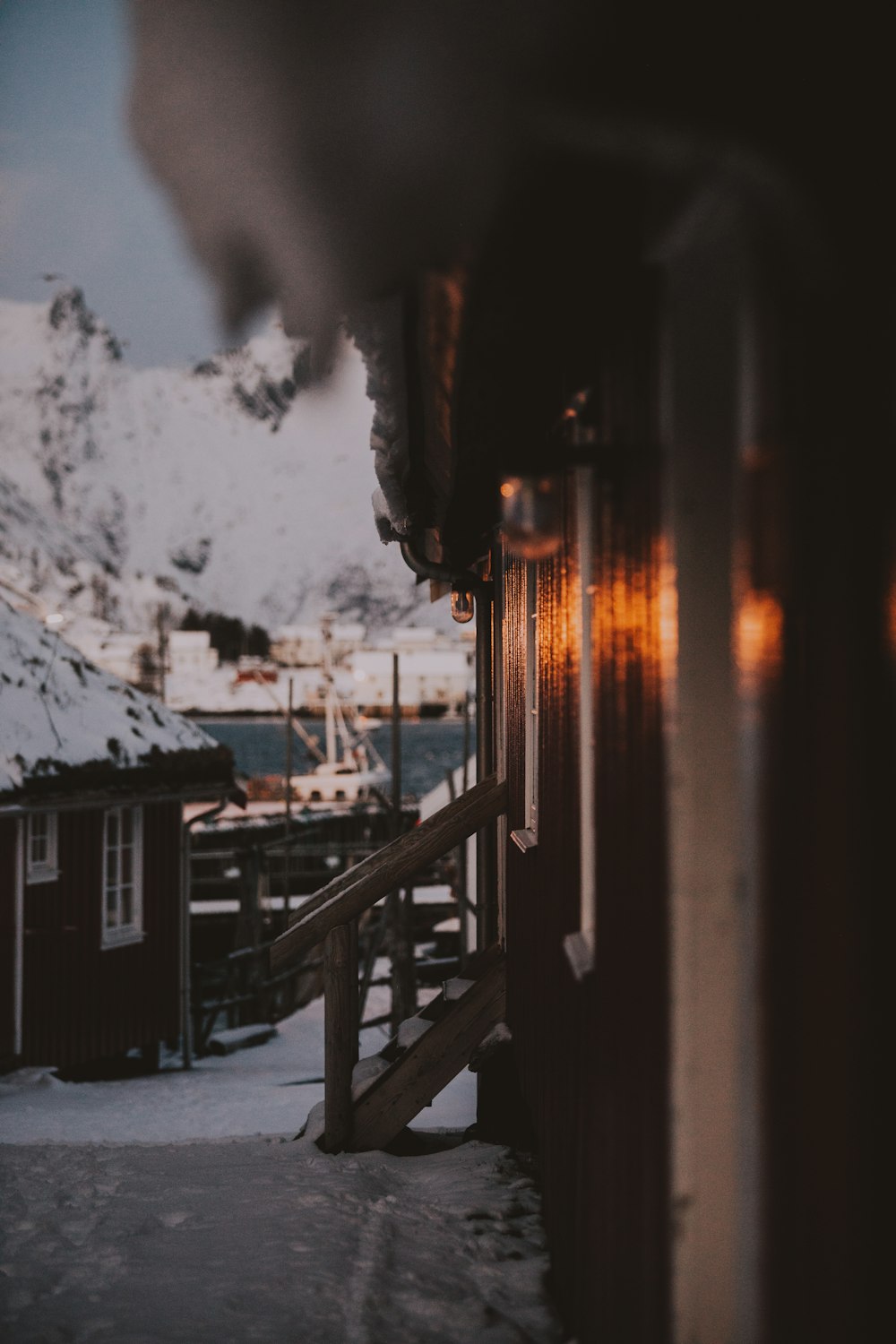 casa de madeira marrom no chão coberto de neve durante o dia
