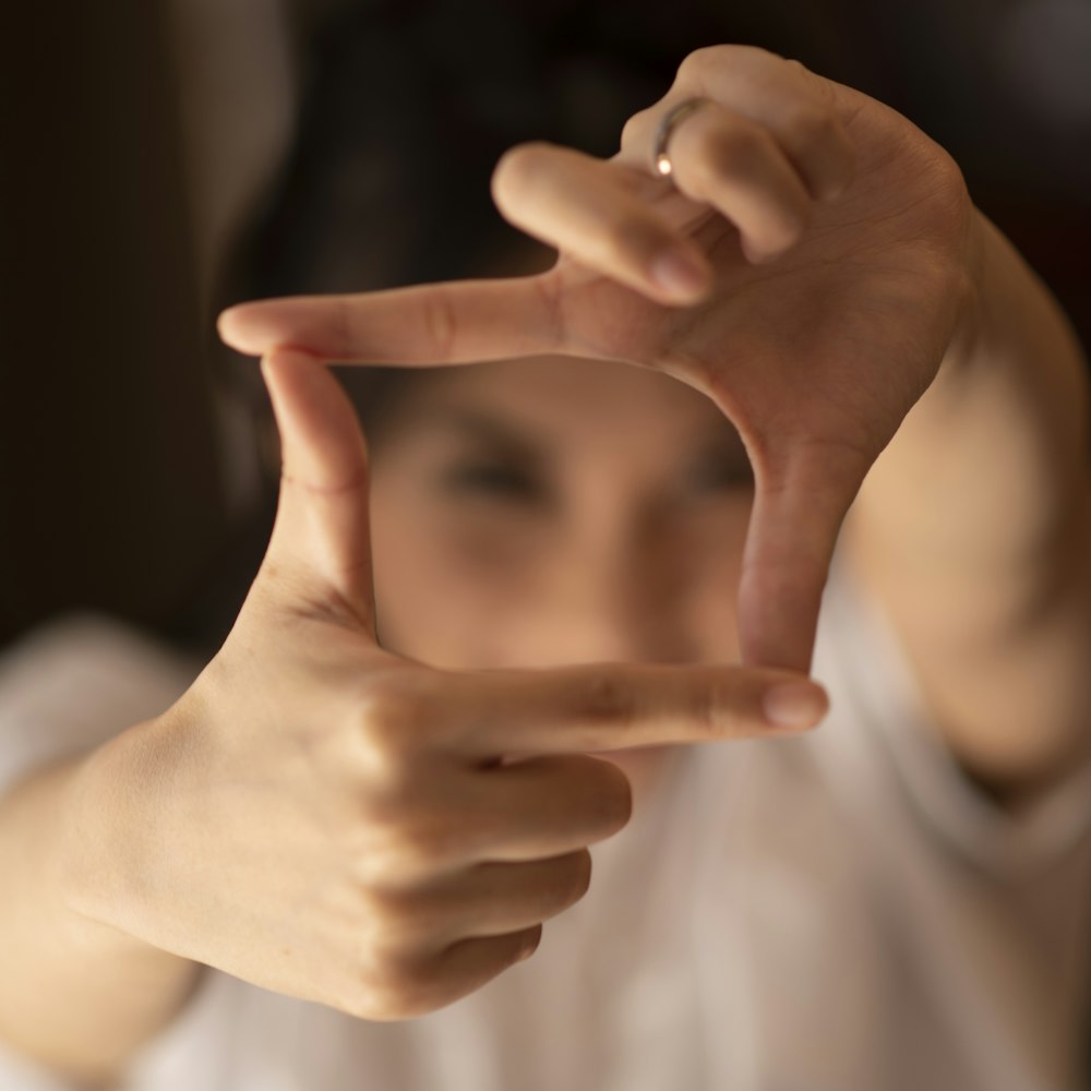 Personas que forman el corazón de la mano