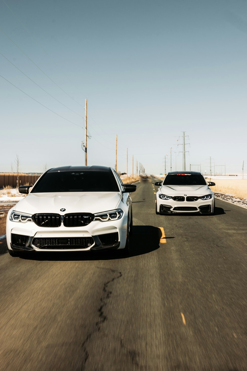 Coche BMW blanco en carretera durante el día