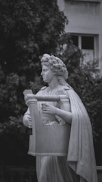 An illustration of Linos of Thrace on Greek pottery.