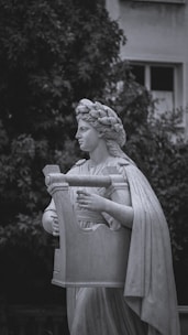 An illustration of Linos of Thrace on Greek pottery.