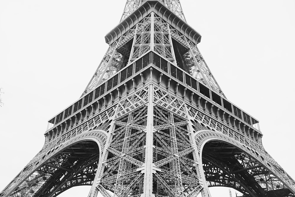 Foto in scala di grigi della Torre Eiffel