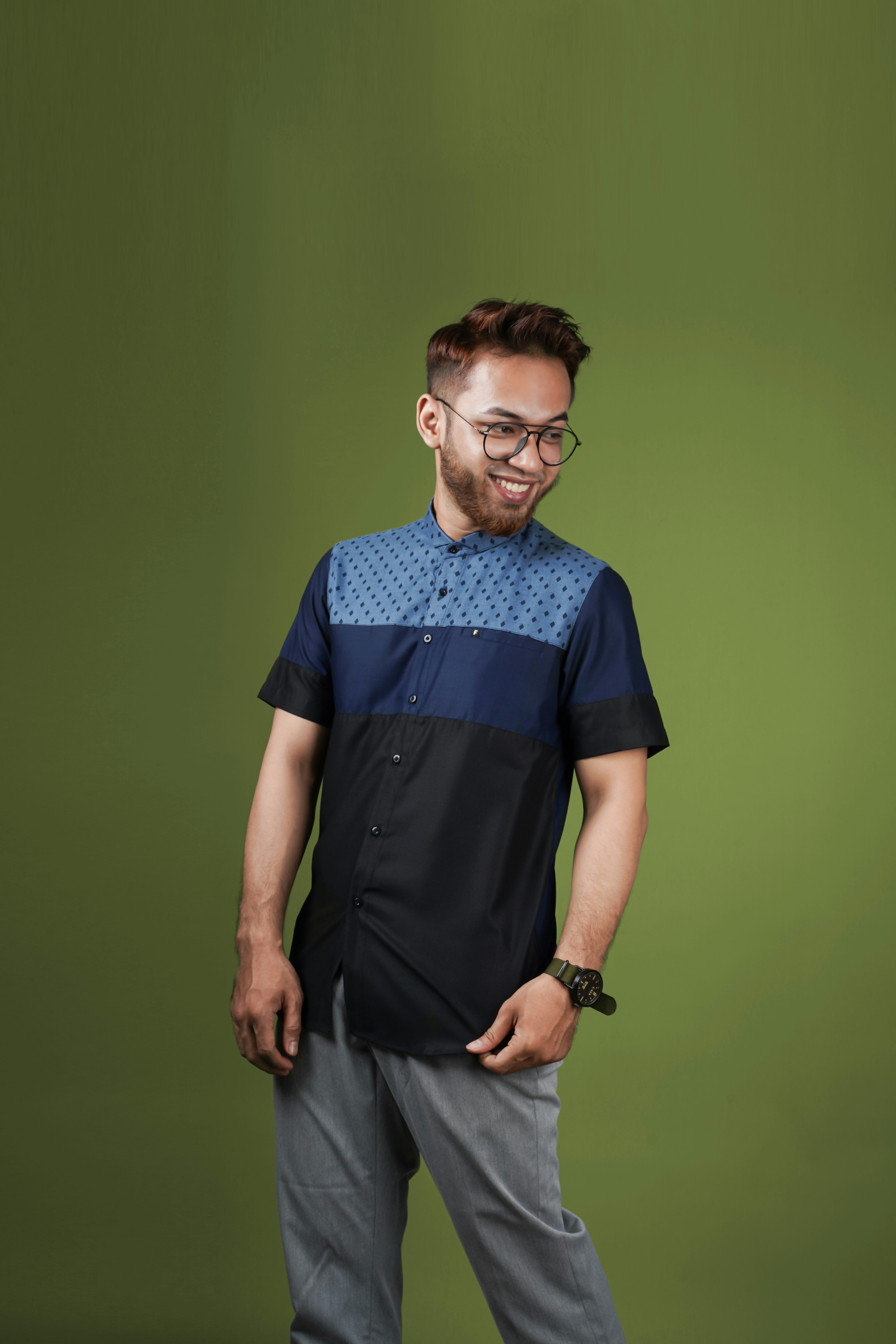 Mann in blau-weiß kariertem Hemd und schwarzer Hose