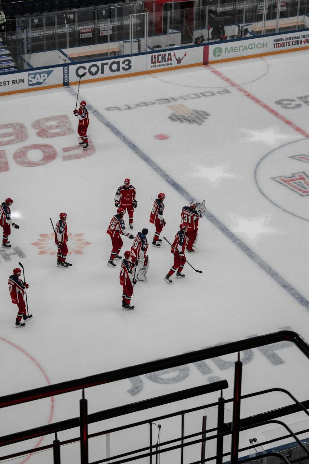 Menschen, die Eishockey auf dem Eisfeld spielen