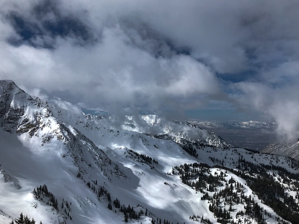 montaña cubierta de nieve bajo el cielo nublado durante el día