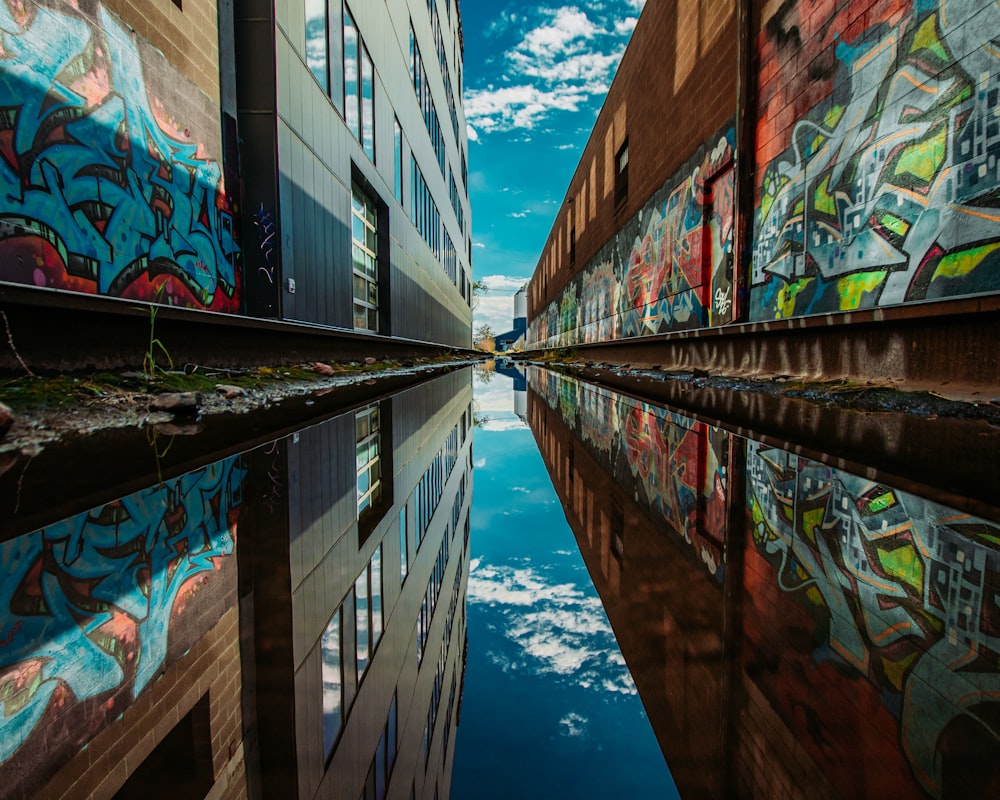 Edificio de concreto marrón y azul cerca del cuerpo de agua durante el día