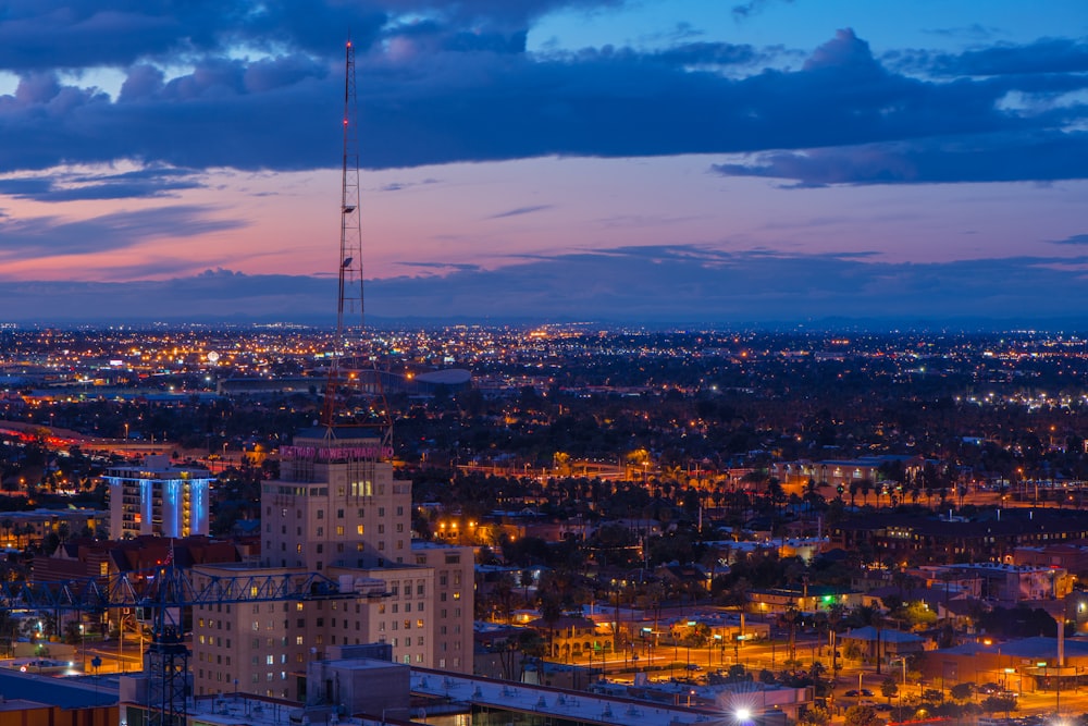 Immeubles de grande hauteur sous ciel bleu pendant la journée