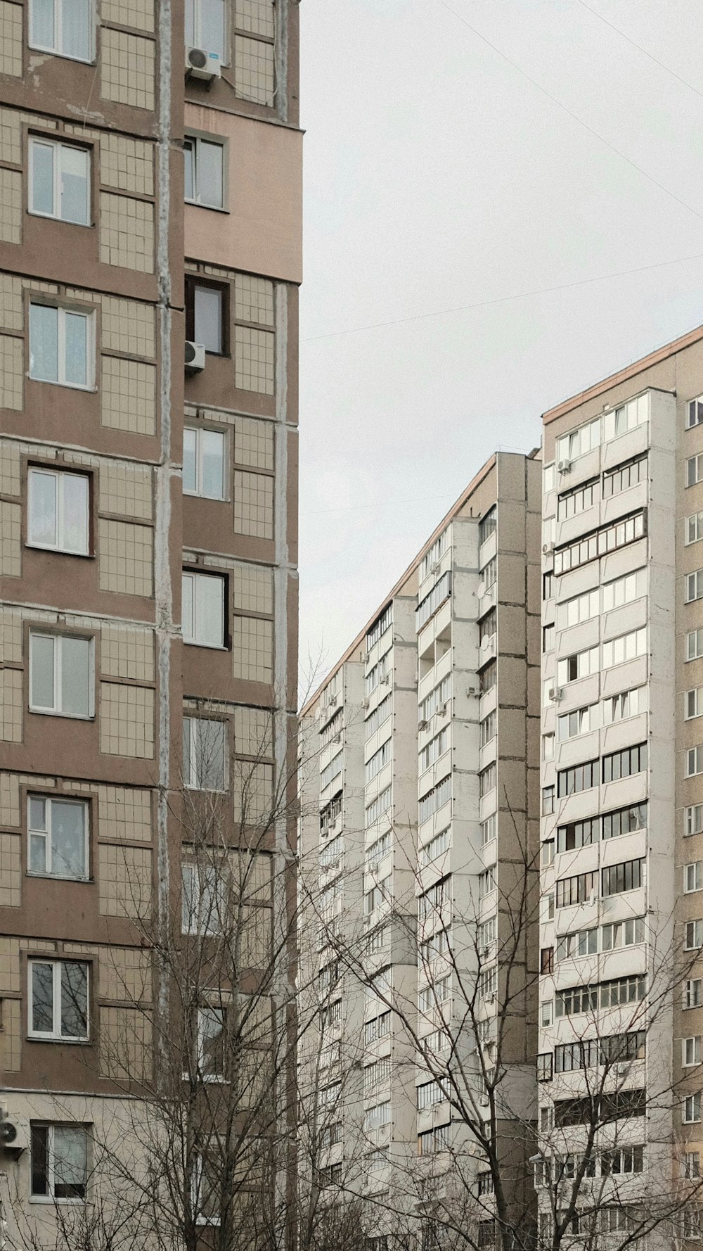 edificio in cemento marrone durante il giorno