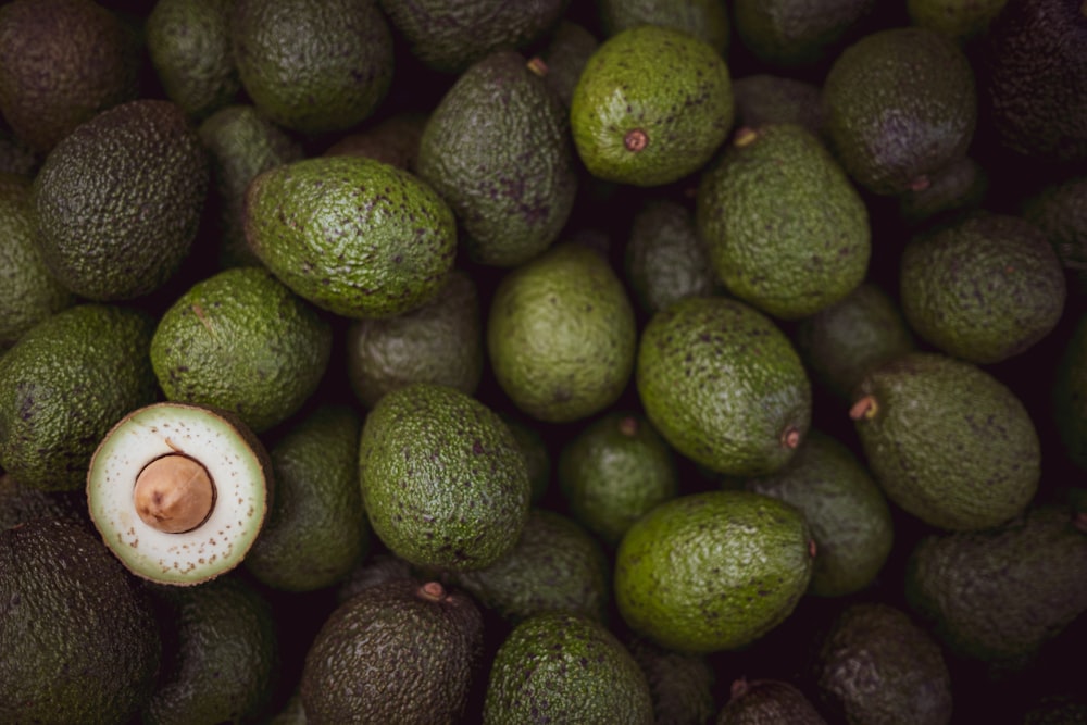 Frutos verdes sobre superficie negra