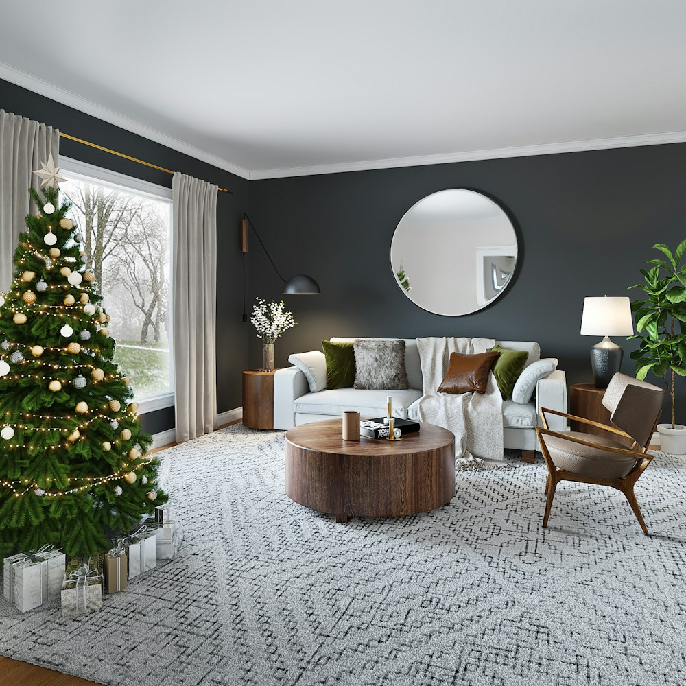 Grüner Weihnachtsbaum auf braunem Holztisch