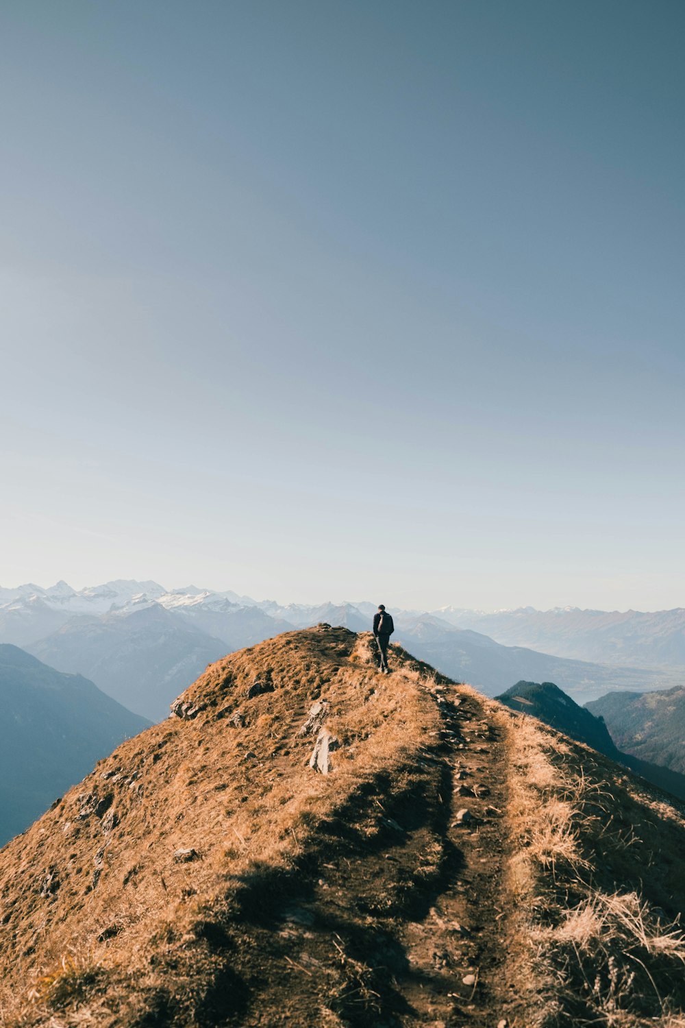 personne debout sur la montagne Brown Rock pendant la journée