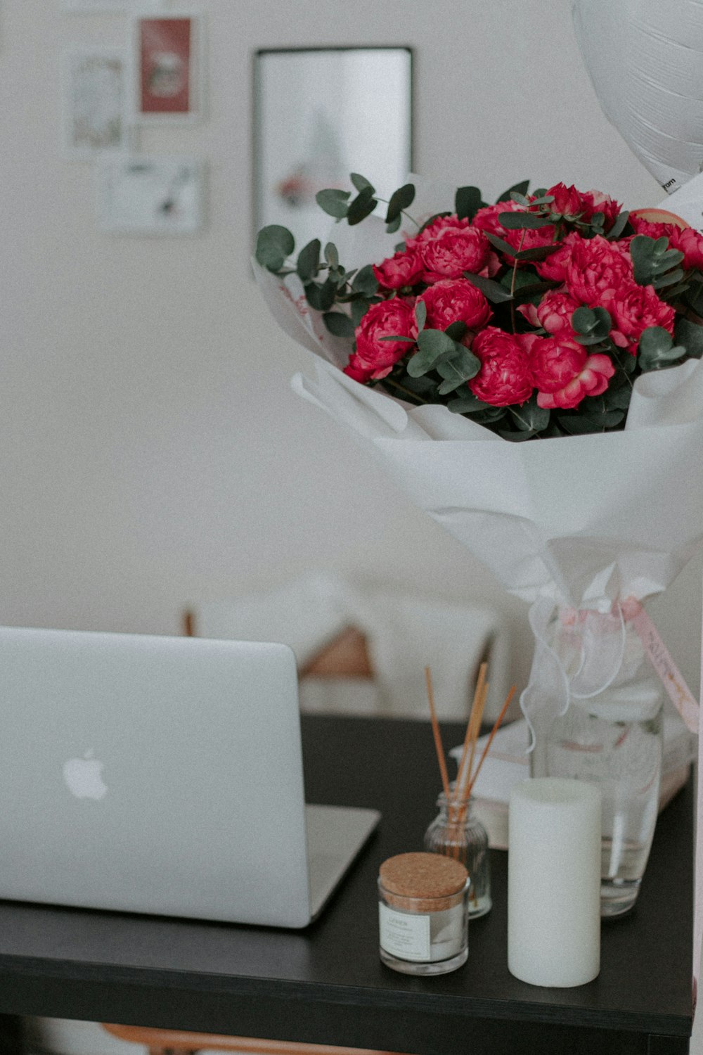 red and white roses bouquet