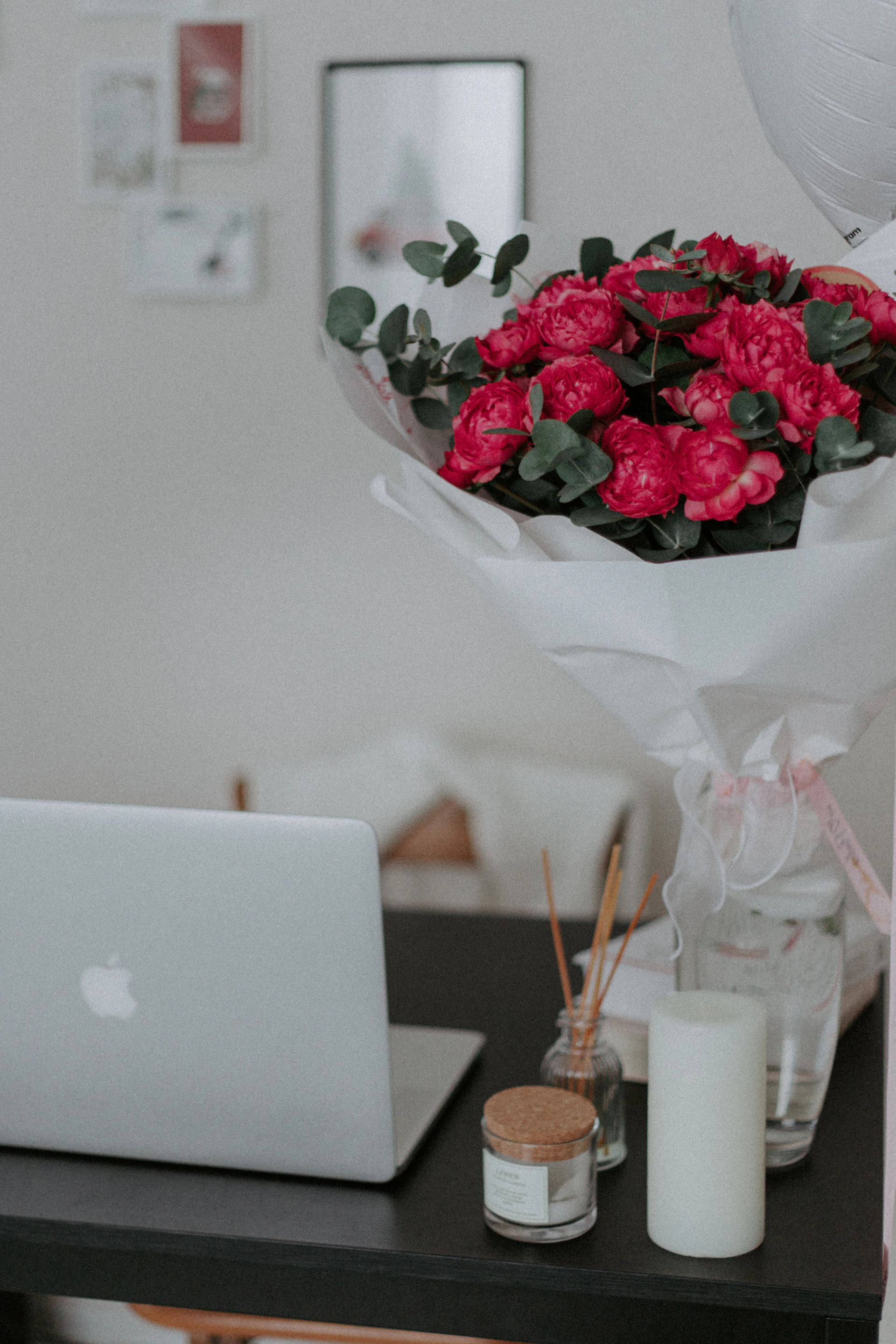 gray computer monitor