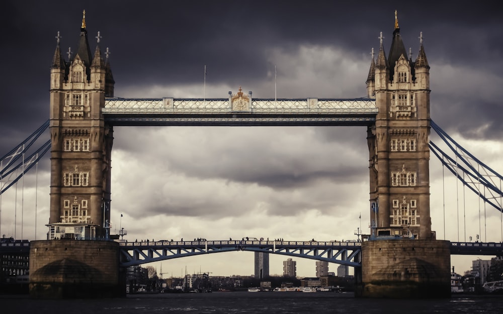 Puente marrón bajo nubes grises