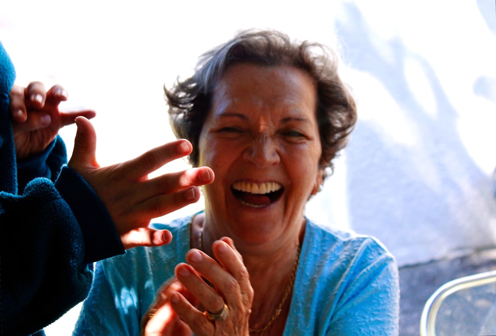 Mujer con camisa azul sonriendo