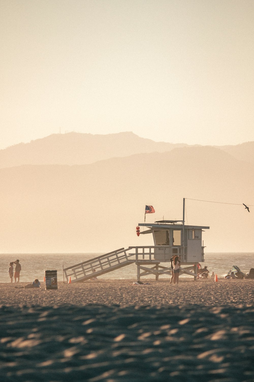 casa di salvataggio in legno bianco sulla spiaggia durante il giorno