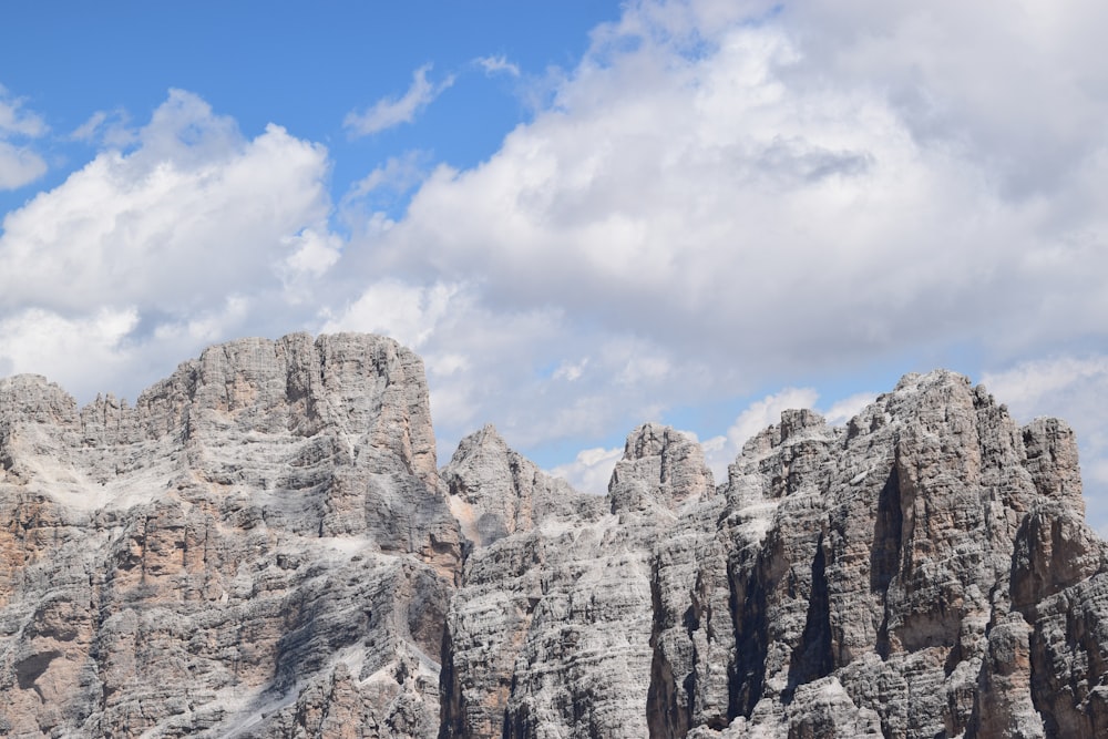 montagna rocciosa grigia sotto il cielo blu durante il giorno