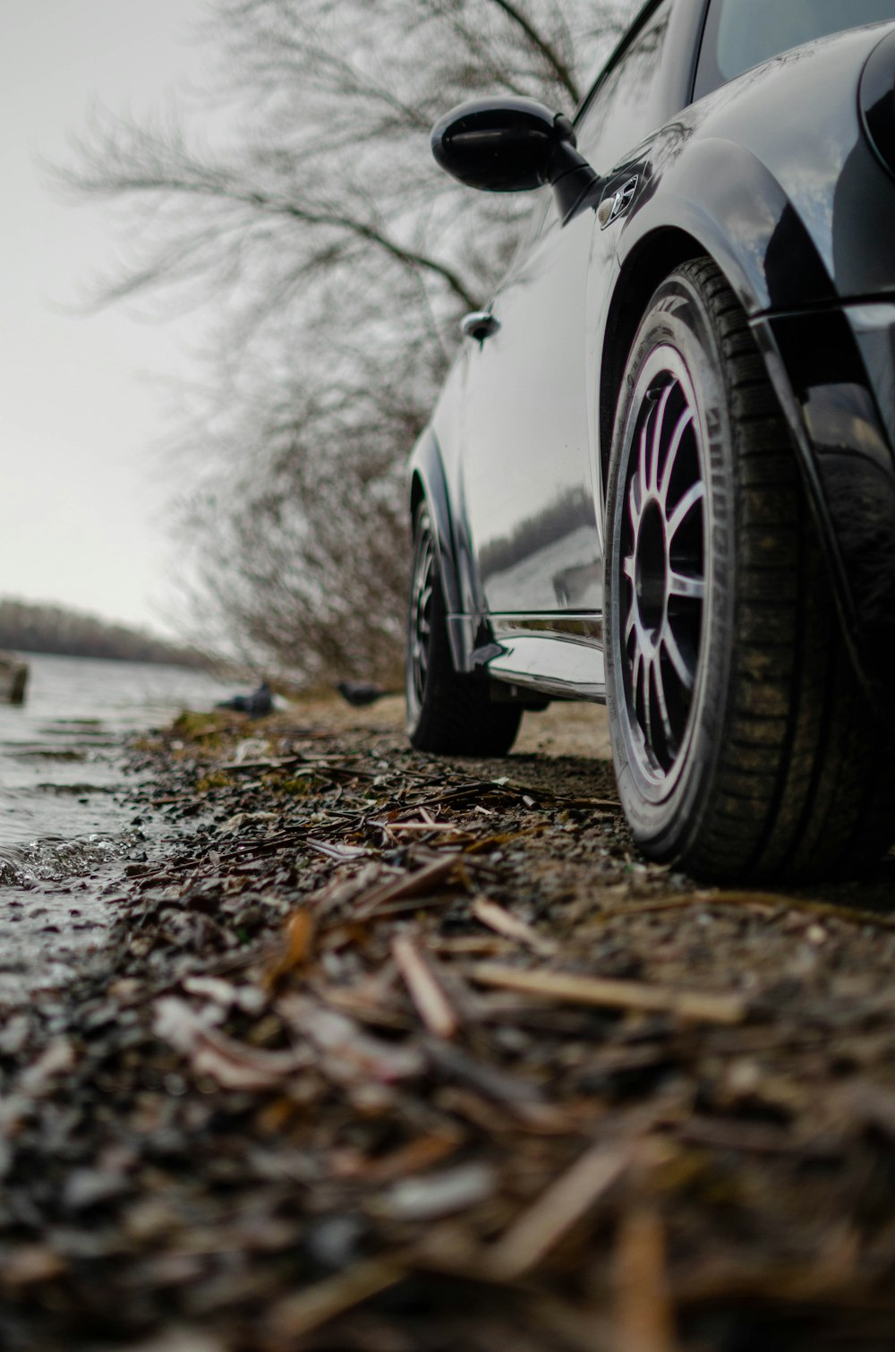 灰色のコンクリート道路に黒い車