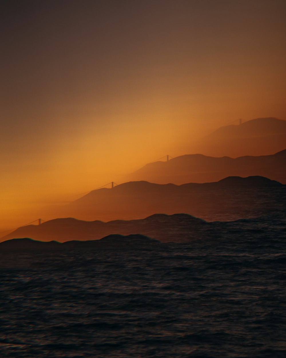 夕暮れ時の山々のシルエット