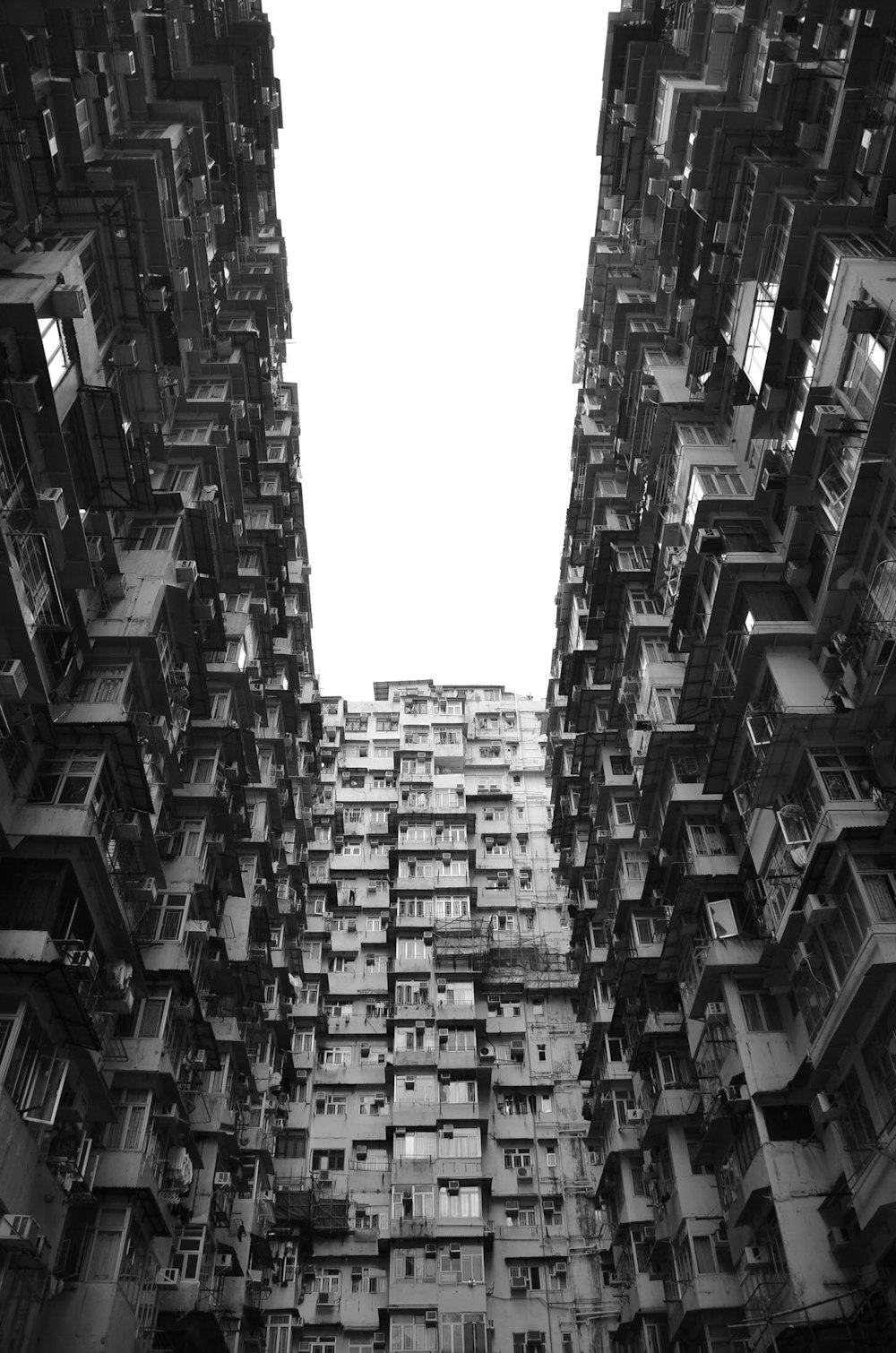 foto em tons de cinza de edifícios altos